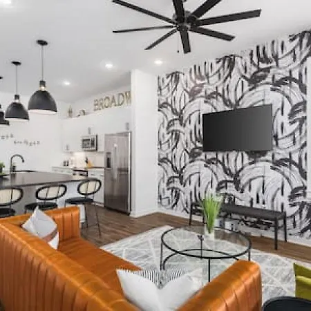 Modern Home With Large Patio Plus Rooftop Deck And Garage